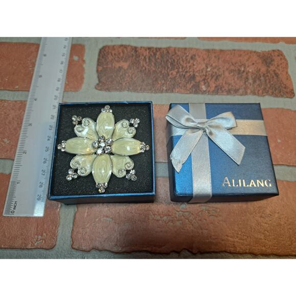 Alilang brooch White Flower - Picture 1 of 3
